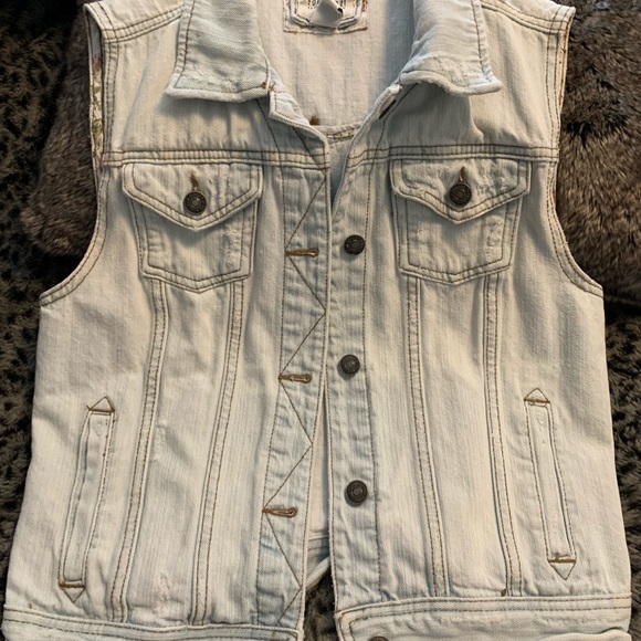 5/$25!!!  Sleeveless Denim Vest - Picture 4 of 9
